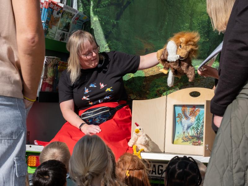 Bibliotekar Mette Laustsen læser højt for børnene