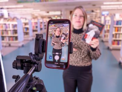 Bibliotekar Nelle Margrethe Hardt optager boganbefalinger.